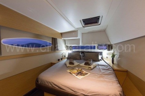 Cabina doble de popa Helia 44 catamaran Ibiza
