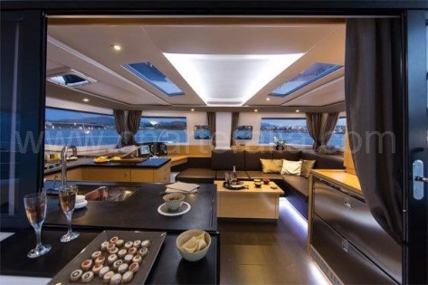 Salon completo visto desde la terraza del catamaran para alquilar en Baleares