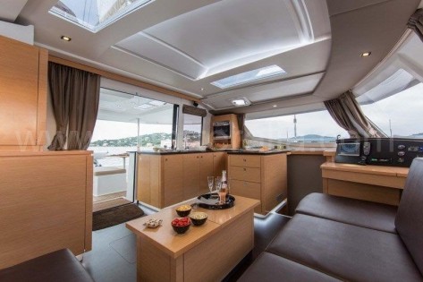 Salon con ventana superior catamaran Helia 44 en Ibiza