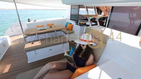 Terraza de popa catamaran de alquiler en Ibiza Helia 44