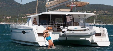catamaran Helia 44 fondeado en Formentera