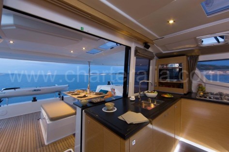 cocina y terraza del barco de alquiler con patron en Ibiza y Formentera Helia 44