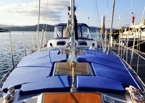 Solarium con colchonetas barco de alquiler de vela Amica 44