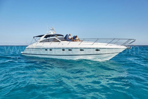 Alquiler de barco a motor con tripulacion de Charteralia en Ibiza y Formentera