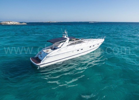 Barco Princess V55 fondeado en Formentera