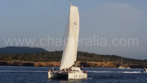 Catamaran Lagoon 380 de 2014 navegando en Ibiza a vela