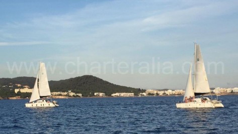 Dos catamaranes navegando a vela en San Antonio Ibiza
