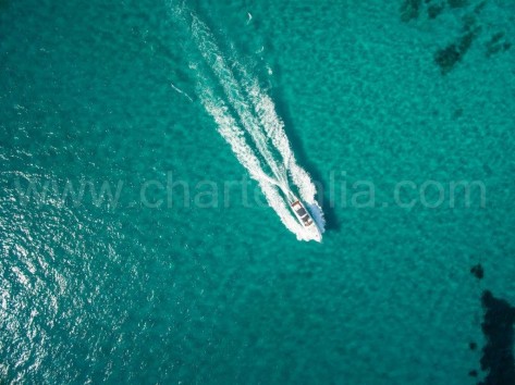 Foto con drone del barco motor Princess V55 navegando