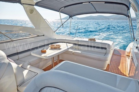 Suelo de teka y lujosos sofas de cuero blanco en embarcacion Princess V55 en Formentera