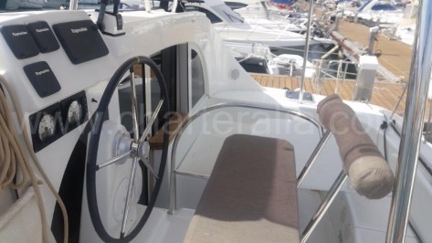 Timón del alquiler catamaran Ibiza Formentera