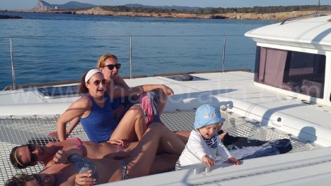 Excursion en barco para familias en Ibiza barcos de alquiler charteralia