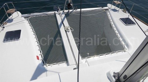 Vista de las redes frontales del catamarán desde el mástil