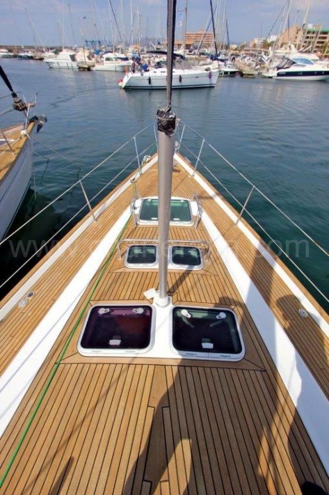 Cubierta en madera de teka del velero de alquiler en Ibiza de 50 pies