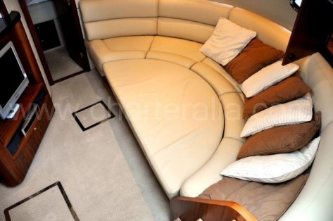 Sofa comodo a bordo Portofino 46 Sunseeker yate para alquiler en Ibiza