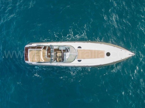 Vista cenital del Sunseeker embarcación de motor para charter en Formentera y Ibiza