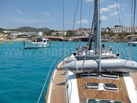 Zodiac dinghy estibada sobre la cubierta del velero en Ibiza