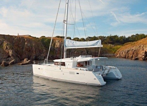 Charter de yate 450S Lagoon para excursiones semanales con capitan en Ibiza