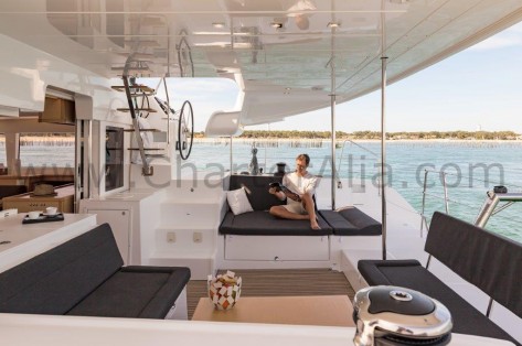 Grande banera a bordo Lagoon SporTop 450 barco para excursiones en Ibiza