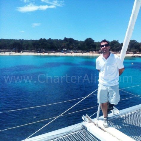 Catamaran charter en Ibiza con patron Mario