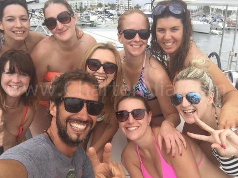 Charter de catamaranes en Ibiza foto de grupo con el patron Jose