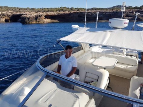 Alquilar un barco de motor con patron en Ibiza