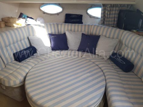 Vista de detalle del salón con sofa cama en alquiler barcos Ibiza de motor con patron