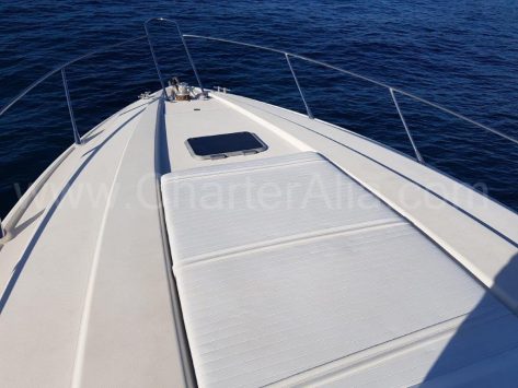 Vista frontal del yate de charter en Ibiza con motor