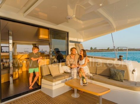 Cabina de catamaran 42 Lagoon para excursión con capitán en Ibiza