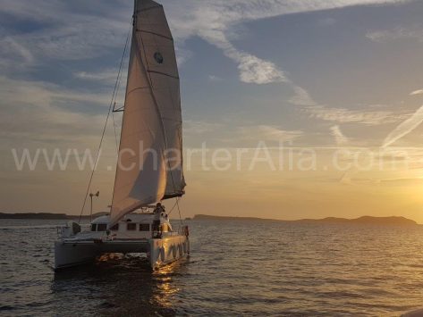Navegando a vela abordo de un alquiler de barco en Ibiza y Formentera