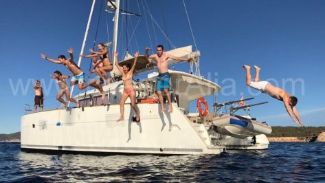 Saltando del Lagoon 400 alquiler de catamarán en Ibiza