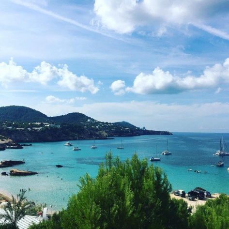 Catamaranes para alquilar en Ibiza fondeados en Cala Tarida