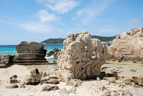 Escultura en playa Ses Salines en Ibiza