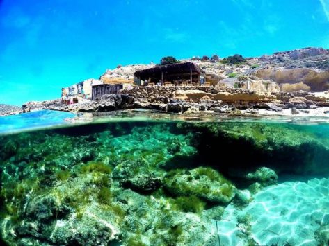 Cala Escondida Ibiza una de las playas donde puedes practicar nudismo en Ibiza