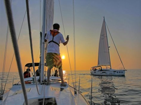 puesta de sol en barco de alquiler ibiza