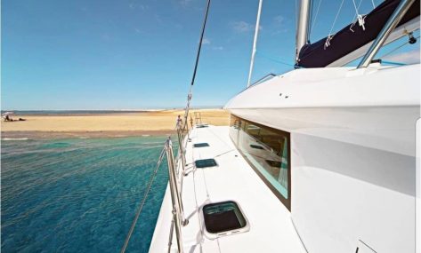 Banda babor catamaran de alquiler en Ibiza Lagoon 420