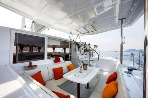 Terraza de popa con sombra catamarán Lagoon 420 en Formentera