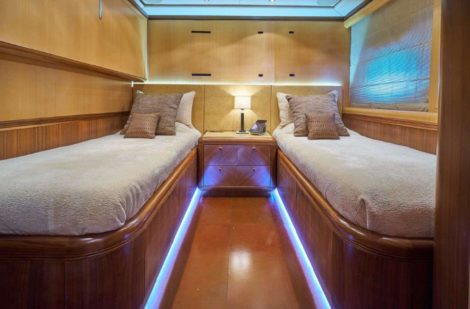 Kabine mit zwei Einzelbetten in der Luxusyacht Mangusta 130 auf Ibiza