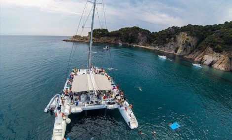 Luftbild der Katamaran-Charter auf Ibiza fuer 100 Personen