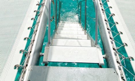 Treppe zum Himmel nennt man gerne die Stufen, ueber die alle Passagiere in der Katamaranvermietung auf Ibiza fuer 100 Personen schwimmen koennen