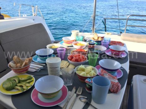 Das Aufwachen an Bord eines unserer Katamarane auf Ibiza und Formentera mit zubereitetem Frühstück ist von unschätzbarem Wer