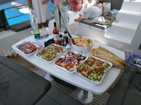 Ein kaltes Mittagessen, das von der Gastgeberin an Bord eines Mietboots auf Ibiza und Formentera zubereitet wird