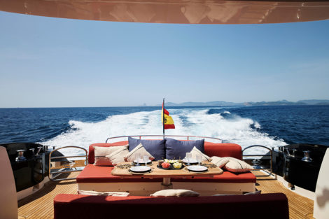 Rücksitz mit großem Tisch auf der zu mietenden Yacht Sunseeker Predator 92, wo Sie ein köstliches Menü genießen können, das von unserem Privatkoch zubereitet wird