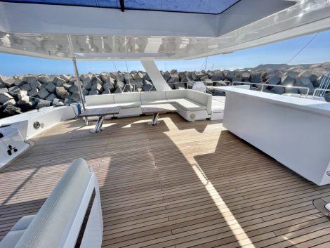 Oberer Dachbereich des Katamarans SunReef 70 mit der besten Aussicht im Hafen von Ibiza