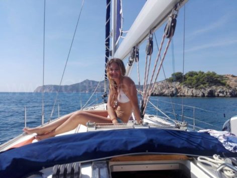 The outer area of ​​the 46 foot Bavaria sailboat is to enjoy