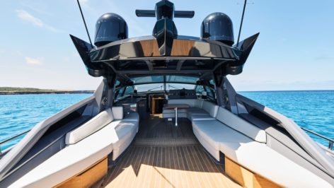 The perfect space for parties on the luxury Baia Italia 70 yacht