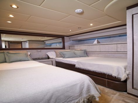 Double cabin with single beds and private bathroom of the Mangusta 92 yacht