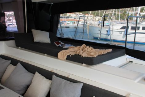 Chaise longue interieure pour lire et se reposer Lagoon 620 a louer Ibiza et Formentera