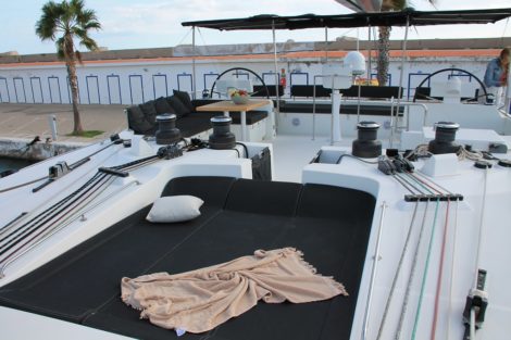 Chaises longues confortables pour lire catamaran de luxe a louer a Ibiza et Formentera