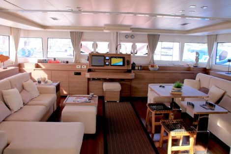Immense salon equipe de canapes et decoration chaleureuse catamaran de luxe Lagoon 620