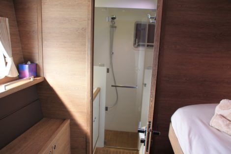 Salle de bain incorporee dans chaque cabine de location de catamaran Lagoon 620 a Ibiza et Formentera